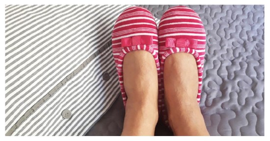 Mode quinqua confort chaussons-roses-ISOTONER