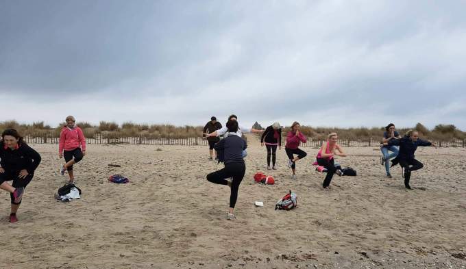 Les Jolies Quinquas Stretch yoga plage