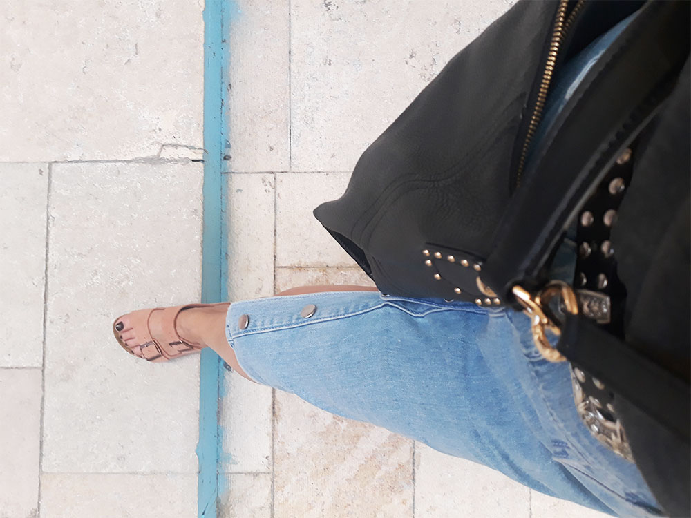 Les-jolies-quinquas---Détail-jupe-jean-et-Birkenstock