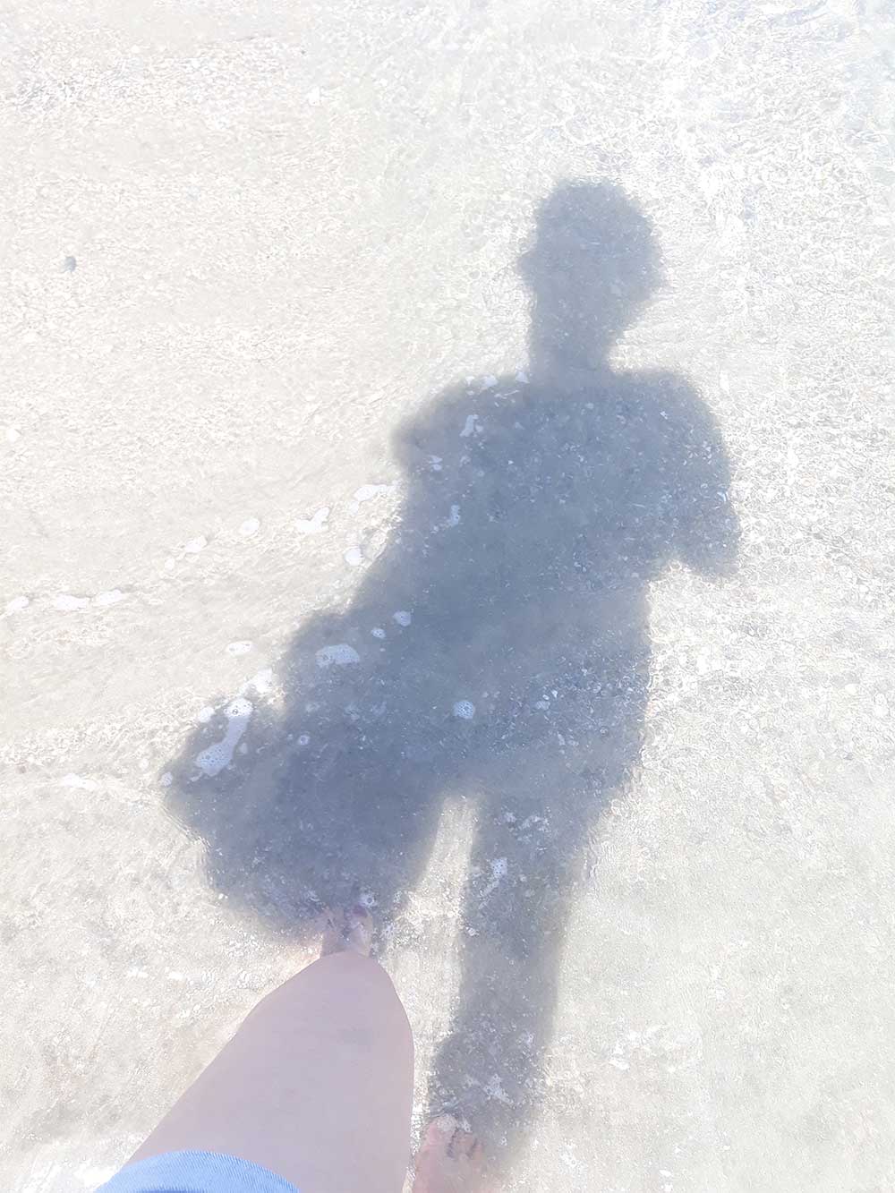 Marcher dans la mer, ombre dans l'eau