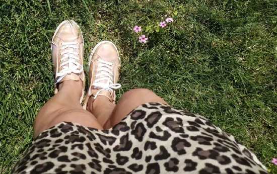 Les-jolies-Quinquas---jupe-léo-et-baskets-Karl-and-Max- gros plan