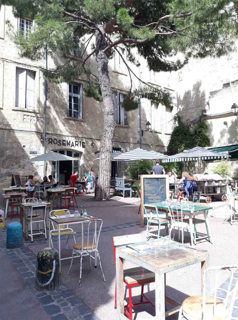 Place-Saint-Roch Montpellier boire un thé