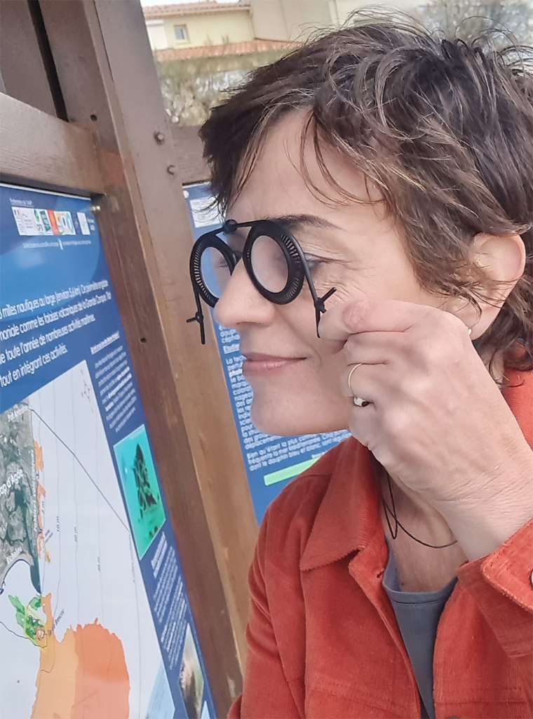 F-elia-face-à-main-DORA-Les-Jolies-Quinquas