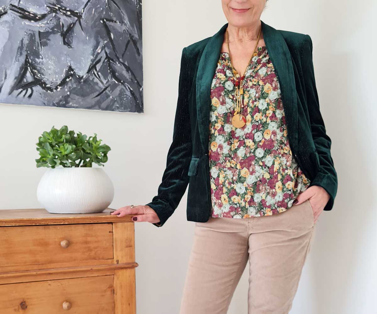 Blouse-à-fleurs-et-blazer-velours-Les-Jolies-Quinquas