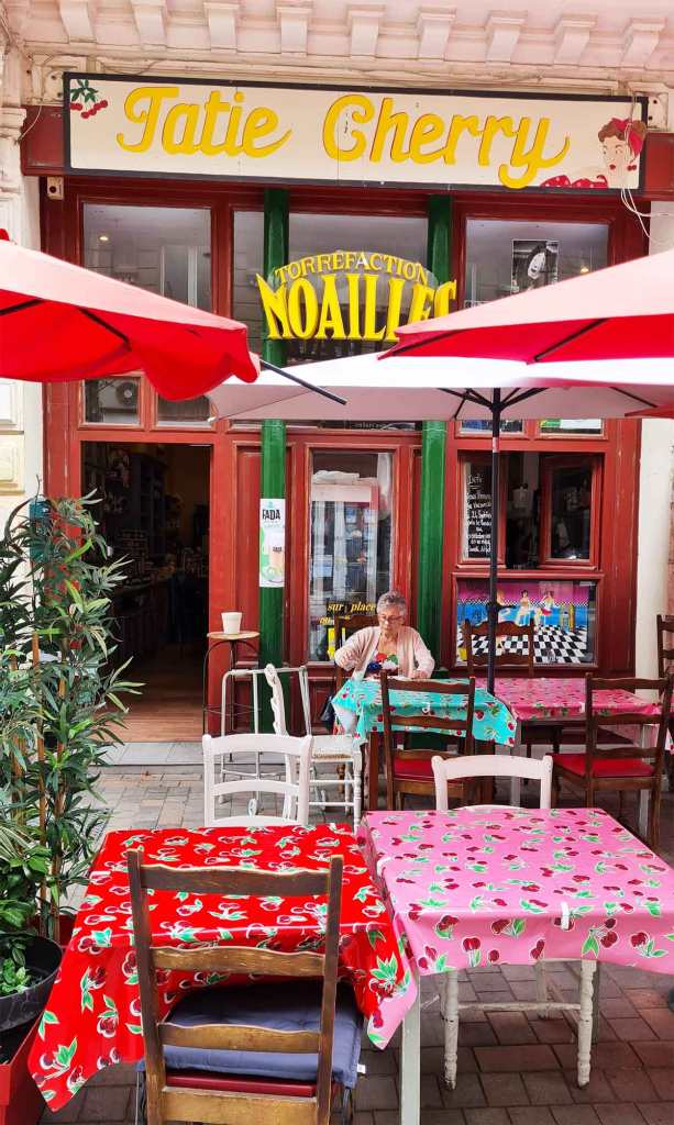 Terrasse-de-café-à-sète-chez-Tatie-Cherry